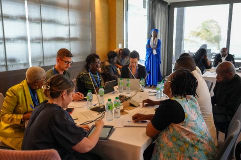 Des personnes assises autour d'une table