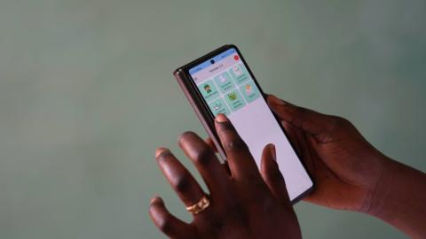 Des mains tenant un téléphone avec une application